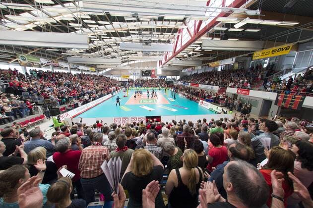 Volleyball, Damen, 1. Bundesliga, Saison 2014 2015, Play off, Halbfinale 3. Spiel, Dresdner SC (DSC) - Sonntag (12.04.2015), Margon Arena, Dresden. Blick in die ausverkaufte Margon Arena. RM001