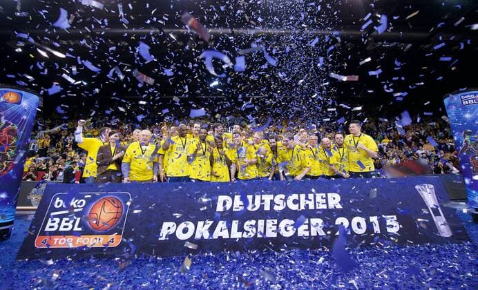 Basketball Oldenburg 12.04.2015 Beko BBL Top 4 Pokal Finale Baskets Bamberg - Baskets Oldenburg Oldenburg gewinnt 72:70 und ist Deutscher Pokalsieger 2015 Jubel Rickey Paulding (Oldenburg, No.23) Julius Jenkins (Oldenburg, No.22) Casper Ware (Oldenburg, No.05) Chris Kramer (Oldenburg, No.04) Maurice Stuckey (Oldenburg, No.09) Nemanja Aleksandrov (Oldenburg, No.32) Robin Smeulders (Oldenburg, No.12) Mladen Drijencic(Oldenburg, Trainer)