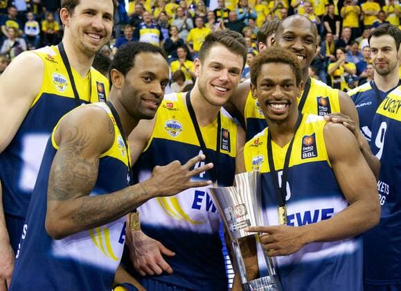 Basketball Oldenburg 12.04.2015 Beko BBL Top 4 Pokal Finale Baskets Bamberg - Baskets Oldenburg Oldenburg gewinnt 72:70 und ist Deutscher Pokalsieger 2015 Jubel Julius Jenkins (Oldenburg, No.22) Adam Chubb (Oldenburg, No.11) Chris Kramer (Oldenburg, No.04) Casper Ware (Oldenburg, No.05) Rickey Paulding (Oldenburg, No.23)