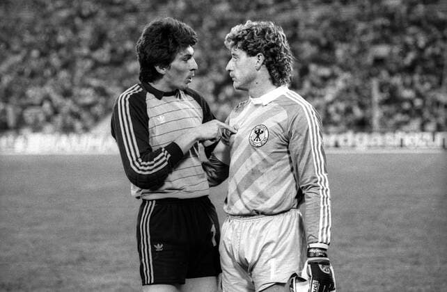 UdSSR - BR Deutschland in Moskau: Die Torhüter Rinat Dassajew (li., UdSSR) und Harald -Toni- Schumacher (BRD)