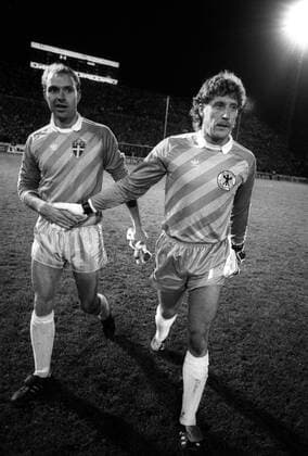 WM-Qualifikation, Schweden - BR Deutschland in Stockholm: Die Torhüter Thomas Ravelli (li., Schweden) und Harald -Toni- Schumacher (BRD)