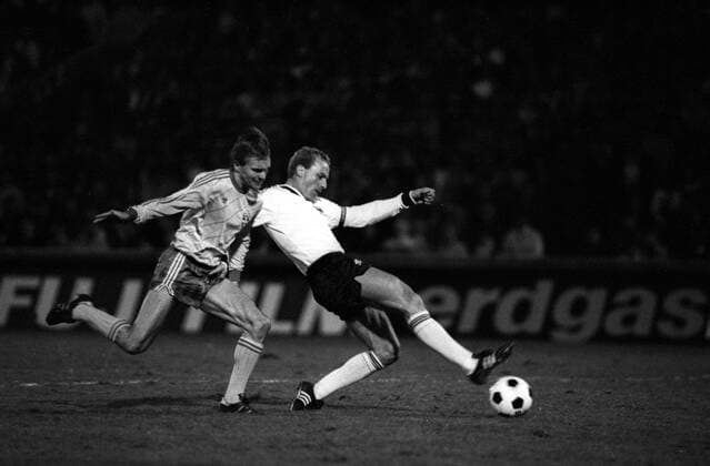 WM-Qualifikation, Schweden - BR Deutschland in Stockholm: Stig Fredriksson (li., Schweden) gegen Karl-Heinz Rummenigge (BRD)