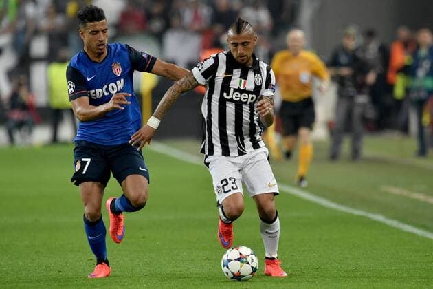 14.04.2015. Juventus Stadium, Turin, Italy. Champions League quarter-final first leg Juventus versus Monaco. Arturo Vidal (Juv) is challenged by Nail Dirar (Mon) xGiuseppexMaffiax  ActionPlus11613052