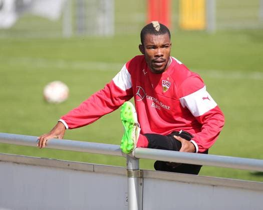 Serey Geoffroy Die (VfB Stuttgart) dehnt sich nach der Trainingseinheit Training VfB Stuttgart, 1 Bundesliga, 1 Liga, Fussball, 15.04.2015 EP_pfh
