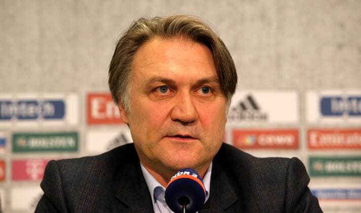 15.04.2015 Vorstellung Bruno Labbadia 1. Fussball Bundesliga Saison 2014-2015 HSV-PK Vorstellung Trainer Bruno Labbadia 15.04.2015 in der Imtech Arena Vorstandsvorsitzender Dietmar Beiersdorfer (Hamburger SV)