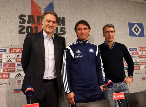 15.04.2015 Vorstellung Bruno Labbadia 1. Fussball Bundesliga Saison 2014-2015 HSV-PK Vorstellung Trainer Bruno Labbadia 15.04.2015 in der Imtech Arena v.l.: Vorstandsvorsitzender Dietmar Beiersdorfer (Hamburger SV), Trainer Bruno Labbadia, Direktor Profifussball Peter Knaebel (Hamburger SV)