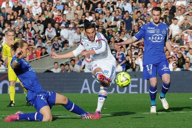 Jordan Ferri (lyon) vs Guillaume Gillet (bastia) FOOTBALL : Lyon vs Bastia - Ligue 1 - 15 04 2015 FredericChambert Panoramic 