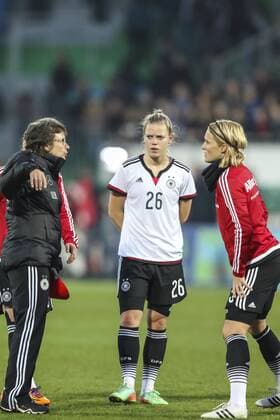 Margarita GIDION, DFB 26, Anja MITTAG, DFB 11 , Ulrike BALLWEG, Co-Trainerin DFB gestikuliert und gibt Anweisungen, Aktion, Einzelbild, Gestik, Geste, Handbewegung, zeigen, deuten DEUTSCHLAND - BRASILIEN (4-0) DFB Damen Nationalmannschaft Fussball Laenderspiel , Fuerth am 08.04.2015 Saison 2014 2015, Saison1415,