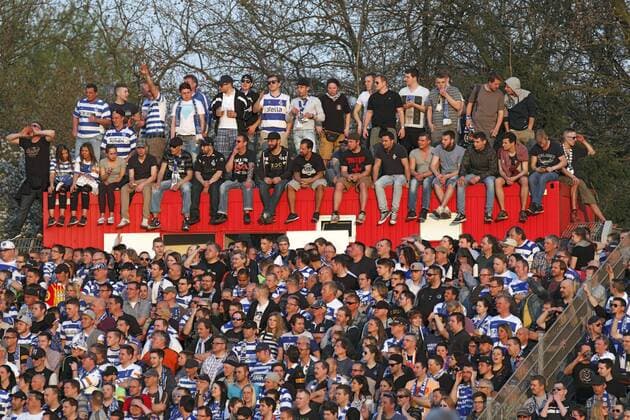 Fußball, Stadiongeschichte Rot-Weiß Oberhausen Zuschauer auf dem Stadionvorplatz, Fussballfans, Stadion Niederrhein, Fussball, Niederrheinpokal, 2014 2015, Halbfinale, RW Oberhausen Fans Duisburg sitting on a container