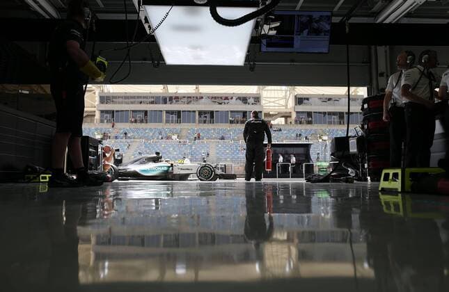 Motorsports: FIA Formula One World Championship WM Weltmeisterschaft 2015, Grand Prix of Bahrain, 44 Lewis Hamilton (GBR, Mercedes AMG Petronas Formula One Team), xHOCHxZWEIx