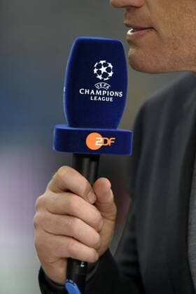 15.04.2015, Fussball Championsleague 2014 2015, Viertelfinale Hinspiel, FC Porto - FC Bayern München, im Estadio Dragao in Porto (Portugal). ZDF-Mikrofon mit Championsleague-Logo bei Experte Oliver Kahn. 