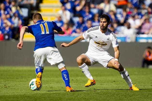 18.04.2015. Leicester, England. Barclays Premier League. Leicester versus Swansea. Marc Albrighton (Leicester City) looks to beat Jordi Amat (Swansea City). xGrahamxWilsonx  ActionPlus11613804