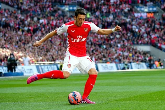 Mesut Ozil of Arsenal puts in a cross - FA Cup Semi Final - Reading v Arsenal - Wembley Stadium - London - 18 04 2015 - Pic Charlie Forgham-Bailey Sportimage EDITORIAL USE ONLY. No use with unauthorised audio, video, data, fixture lists, club league logos or live services. Online in-match use limited to 120 images, no video emulation. No use in betting, games or single club league player publications.