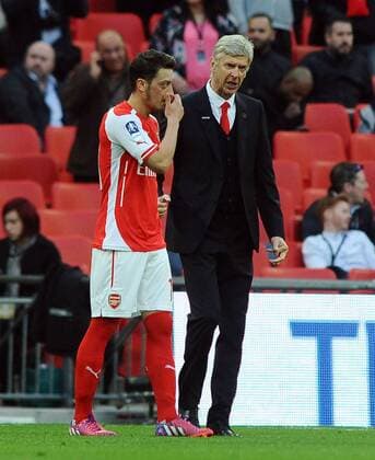 Football - 2014 2015 FA Cup - Semi-Final: Reading vs. Arsenal Arsenal s Manager Arsene Wenger tries to rally his players before extra time with Mesut Ozil (left) at Wembley. COLORSPORT ANDREW COWIE 