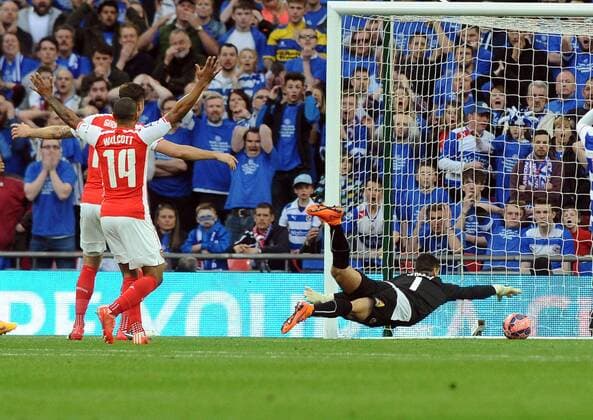 Football - 2014 2015 FA Cup - Semi-Final: Reading vs. Arsenal Reading goalkeeper dives in vain as the ball goes over the line for Arsenal s winning goal at Wembley. COLORSPORT ANDREW COWIE 
