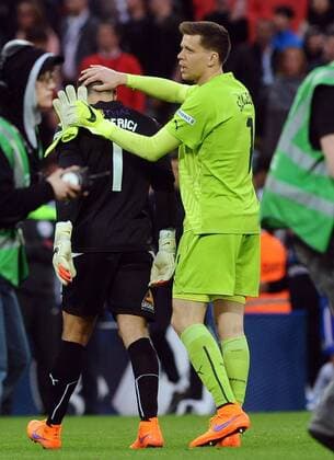 Football - 2014 2015 FA Cup - Semi-Final: Reading vs. Arsenal Reading goalkeeper Adam Federici is consoled by Arsenal goalkeeper Wojciech Szczesny at the final whistle after making the mistake that lead to the Arsenal winning goal at Wembley. COLORSPORT ANDREW COWIE 