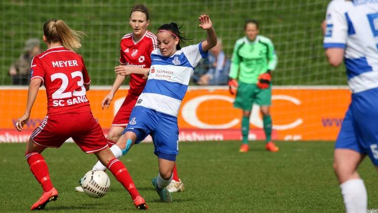 v.li.:Isabelle Meyer (SC Sand), Sofia Nati (MSV Duisburg), Fussball, Allianz Frauen-Bundesliga, MSV Duisburg - SC Sand, xozx