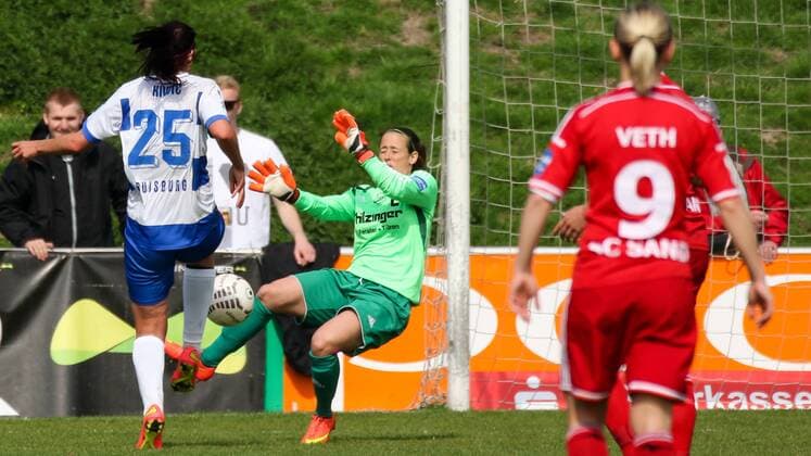 Rahel Kiwic (MSV Duisburg) scheitert an Maria Korenciova (Torfrau, SC Sand), Fussball, Allianz Frauen-Bundesliga, MSV Duisburg - SC Sand, xozx