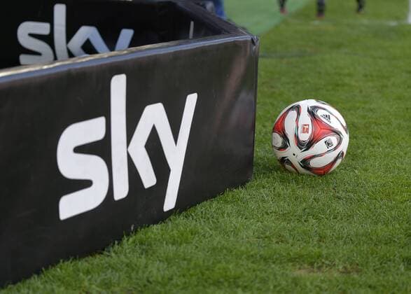 18.04.2015, Fussball 1.Bundesliga 2014 2015, 29.Spieltag, FC Augsburg - VfB Stuttgart, in der SGL-Arena Augsburg. Der offizielle Spielball Torfabrik liegt neben dem sky Logo. 