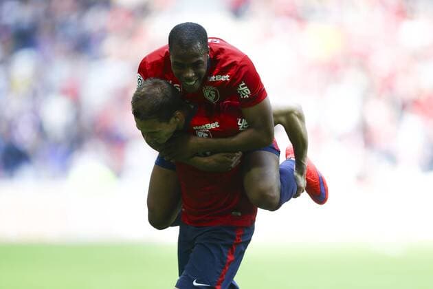 Nolan Roux et Djibril Sidibe (Lille) FOOTBALL : losc OSC Lille vs Girondins Bordeaux - Ligue 1 - 19 04 2015 - GwendolineLeGoff Panoramic 