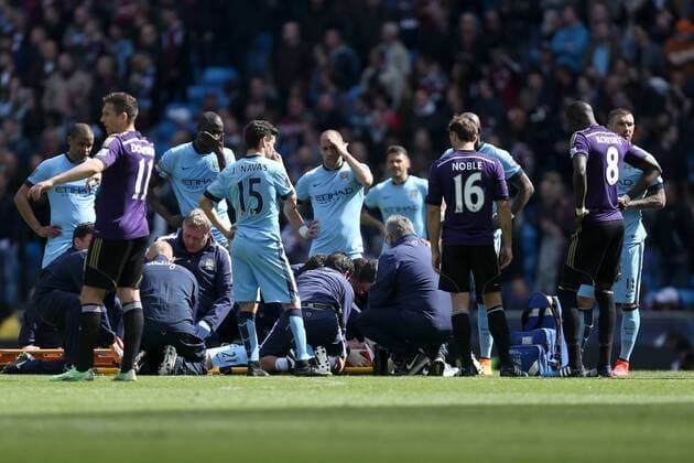 David Silva of Manchester City receives treatment as his team mates look worried - Manchester City vs. West Ham United - Barclay s Premier League - Etihad Stadium - Manchester - 19 04 2015 Pic Philip Oldham Sportimage EDITORIAL USE ONLY. No use with unauthorised audio, video, data, fixture lists, club league logos or live services. Online in-match use limited to 120 images, no video emulation. No use in betting, games or single club league player publications.