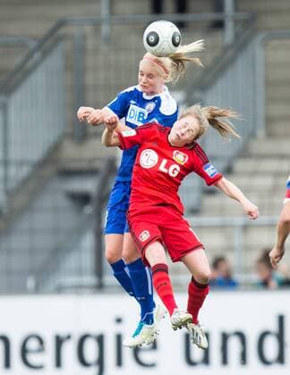 Berlin, Deutschland, 19.04.2015: Fußball 1. Bundesliga Frauen Saison 2014 2015 - 1. FFC Turbine Potsdam - Bayer Leverkusen. N. Pedersen (Potsdam) im Kopfballduell gegen Theresa Franziska Panfil (Bayer Leverkusen)