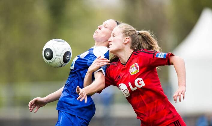 Berlin, Deutschland, 19.04.2015: Fußball 1. Bundesliga Frauen Saison 2014 2015 - 1. FFC Turbine Potsdam - Bayer Leverkusen. Viktoria Schwalm (Potsdam) im Kopfballduell gegen Marisa Henrike Ewers (Bayer Leverkusen)