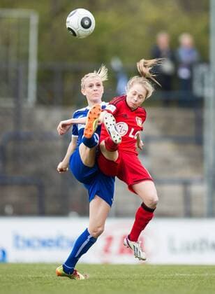 Berlin, Deutschland, 19.04.2015: Fußball 1. Bundesliga Frauen Saison 2014 2015 - 1. FFC Turbine Potsdam - Bayer Leverkusen. Johanna Elsig (Potsdam) im Zweikampf gegen Theresa Franziska Panfil (Bayer Leverkusen)