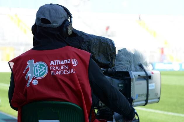 v.li.: Kameramann, Kamera, TV, Fernsehkamera, Fernsehen, Symbolbild, Symbolfoto, Fussball, Allianz Frauen-Bundesliga, FC Bayern München - FF USV Jena, xslx