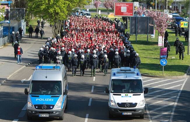 Fußball Regionalliga Südwest, 29. Spieltag, SV Waldhof Mannheim - Kickers Offenbach, am 19.04.2015, Kickers Offenbach Fans ziehen nach dem torlosen Spiel friedlich zum Mannheimer Hauptbahnhof SV Waldhof Mannheim - SVN Zweibrücken