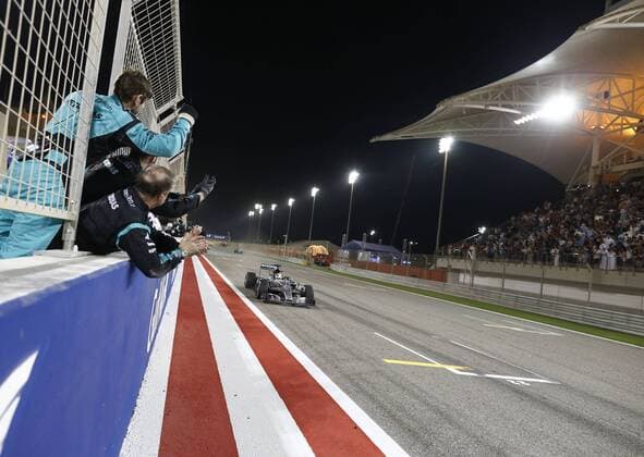 Motorsports: FIA Formula One World Championship WM Weltmeisterschaft 2015, Grand Prix of Bahrain, 44 Lewis Hamilton (GBR, Mercedes AMG Petronas Formula One Team), xHOCHxZWEIx