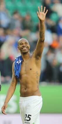 gruss von Naldo (VfL Wolfsburg) in richtung loge seiner Familie VfL Wolfsburg vs. FC Schalke 04