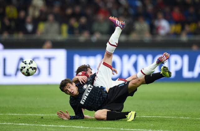 FUSSBALL INTERNATIONAL SERIE A SAISON 2014 2015 31. Spieltag Inter Mailand - AC Mailand 19.04.2015 Mateo Kovacevic (vorn, Inter Mailand) gegen Andrea Poli (AC Mailand) 