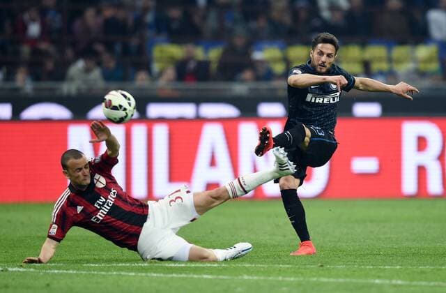 FUSSBALL INTERNATIONAL SERIE A SAISON 2014 2015 31. Spieltag Inter Mailand - AC Mailand 19.04.2015 Danilo D Ambrosio (re, Inter Mailand) gegen Luca Antonelli (AC Mailand) 