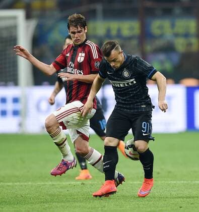 FUSSBALL INTERNATIONAL SERIE A SAISON 2014 2015 31. Spieltag Inter Mailand - AC Mailand 19.04.2015 Xherdan Shaqiri (re, Inter Mailand) gegen Andrea Poli (AC Mailand) 
