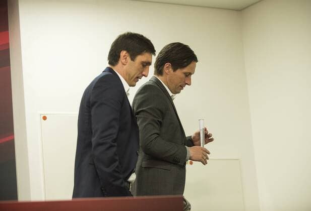 Trainer Roger SCHMIDT r. (LEV) und Trainer Tayfun KORKUT (H) verlassen die Pressekonferenz, Fussball 1. Bundesliga, 29.Spieltag, Bayer 04 Leverkusen (LEV) - Hannover 96 (H), am 18.04.2015 in Leverkusen Deutschland.