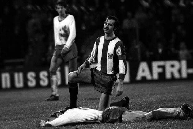 Franz Beckenbauer (FC Bayern München) und am Boden Horst Dieter Höttges (SV Werder Bremen)