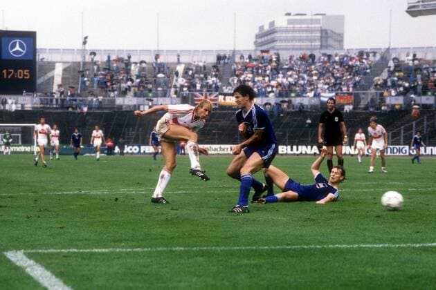 VfB Stuttgart - FC Schalke 04, v.li.: Jürgen Klinsmann (Stuttgart), Michael Prus und Martin Giesel (beide Schalke)