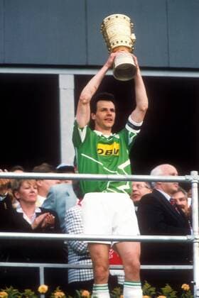 Der SV Werder Bremen gewinnt den DFB-Pokal: Rune Bratseth mit der Trophäe