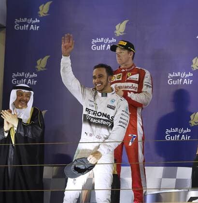 HAMILTON Lewis Team Mercedes Petronas AMG Sieger Hamilton bei der Siegeehrung mit RAIKKONEN Kimi Formel 1 GP von Bahrain 2015 am 19.April 2015 in Manama 