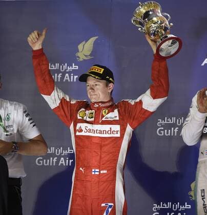 RAIKKONEN Kimi Team Scuderia Ferrari bei der Siegeehrung 2.Platz Formel 1 GP von Bahrain 2015 am 19.April 2015 in Manama 