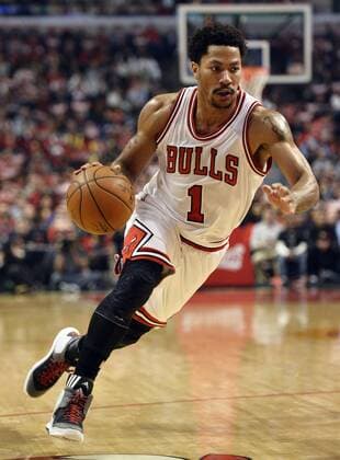 Chicago Bulls guard Derrick Rose drives to the basket during the first quarter of game 2 the first round of the NBA Basketball Herren USA Playoffs against the Milwaukee Bucks at the United Center on April 20, 2015 in Chicago.  CHI2015042003 BRIANxKERSEY
