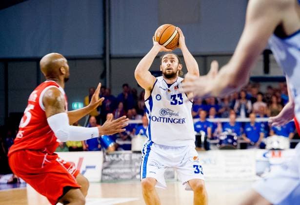 2. BASKETBALL BUNDESLIGA - PLAYOFFS 21 04 2015 - Gotha: 2. Basketball Bundesliga Blaue Hölle Gotha (Thüringen) Playoffs 2015 Oettinger Rockets Gotha gegen s. Oliver Baskets Im Foto: Marco Völler 33 (Oettinger Rockets Gotha) am Wurf.