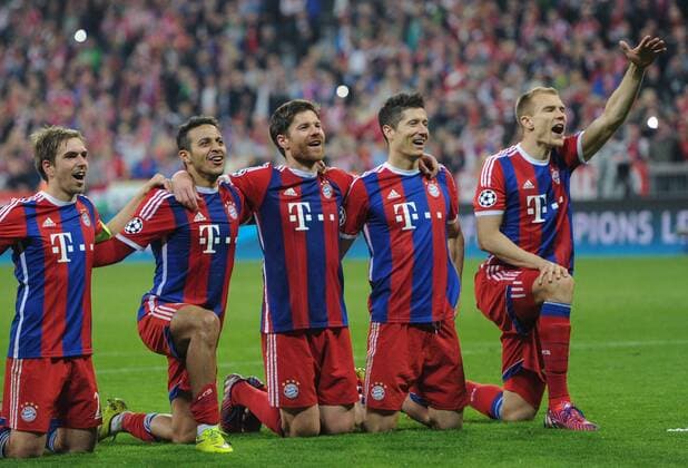 Nach dem Spiel: Die Spieler von Bayern feiern den 6-1 Sieg und somit den Einzug in das Halbfinale. vlnr: Philipp LAHM, THIAGO, Xabi ALONSO, Robert LEWANDOWSKI und Holger BADSTUBER (alleBAY) Fussball international UEFA Championsleague, Saison 2014 2015, Viertelfinale Rueckspiel: FC Bayern Muenchen - FC Porto in Muenchen, Deutschland am 21.04.2015,