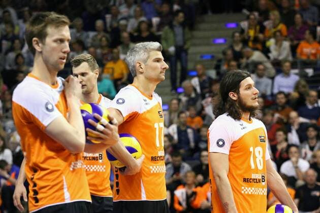 Paul Carroll ( 12, Berlin Recycling Volleys), Johannes Bontje ( 17, Berlin Recycling Volleys), Francesco De Marchi ( 18, Berlin Recycling Volleys) beobachten den Gegner beim Einspielen , Berlin Recycling Volleys vs. VfB Friedrichshafen, Herren, Volleyball, Endspiel, 22.04.2015 EP_mht