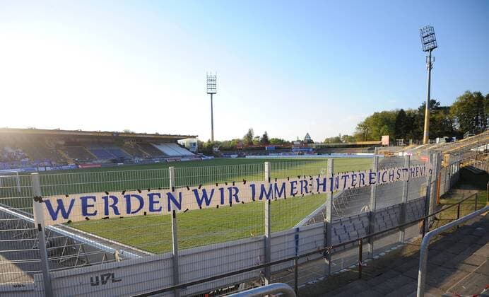 Fußball, Stadiongeschichte SV Darmstadt 98 22.04.2015, xfux, Fussball 2.Bundesliga, SV Darmstadt 98 Fans verabscheiden Team vor dem Spiel in Leipzig mit Choreographie im Stadion, v.l. Fans SV Darmstadt 98, SVD, Lilien, Stimmung, Schals, Trikots mit Banner, Plakat