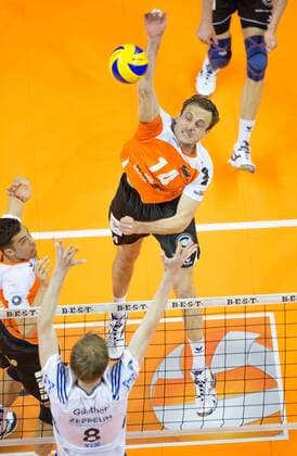 Berlin, Deutschland, 22.04.2015: Volleyball Bundesliga Playoffs Finale Spiel 2 (Best of Five) Saison 2014 2015 - Berlin Recycling Volleys - VfB Friedrichshafen. Tomas Kmet (BR Volleys 14) gegen den Block aus Max Günthör Guenthoer (Friedrichshafen 8)