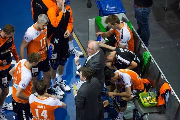 Berlin, Deutschland, 22.04.2015: Volleyball Bundesliga Playoffs Finale Spiel 2 (Best of Five) Saison 2014 2015 - Berlin Recycling Volleys - VfB Friedrichshafen. Trainer Mark Lebedew (BR Volleys) gibt Anweisungen während einer Auszeit