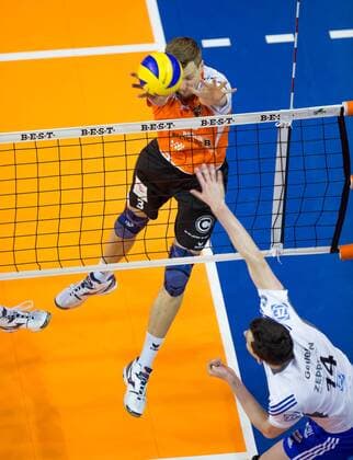 Berlin, Deutschland, 22.04.2015: Volleyball Bundesliga Playoffs Finale Spiel 2 (Best of Five) Saison 2014 2015 - Berlin Recycling Volleys - VfB Friedrichshafen. Baptiste Geiler (Friedrichshafen 14) gegen den Block aus Robert Kromm (BR Volleys 3)