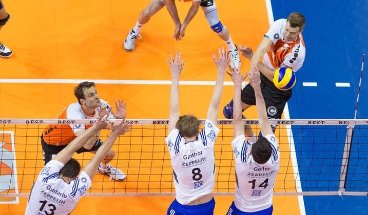 Berlin, Deutschland, 22.04.2015: Volleyball Bundesliga Playoffs Finale Spiel 2 (Best of Five) Saison 2014 2015 - Berlin Recycling Volleys - VfB Friedrichshafen. Robert Kromm (BR Volleys 3) gegen den Block aus v.li. Adrian Gontariu (Friedrichshafen 13), Max Günthör Guenthoer (Friedrichshafen 8), Baptiste Geiler (Friedrichshafen 14)